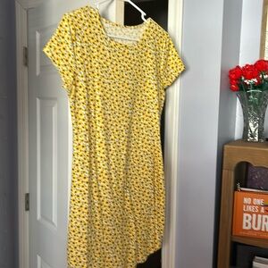 A summer dress 
Yellow with flowers 
Tight fitted 
Size large 
No boundaries